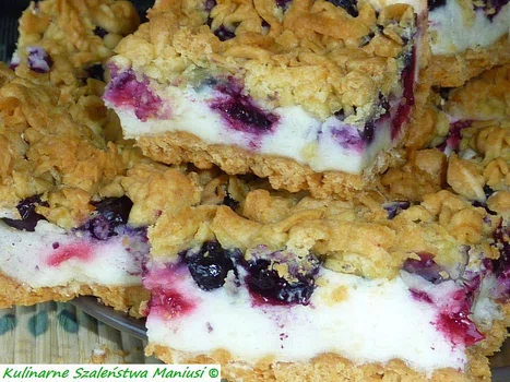 Ciasto z budyniową pianką i owocami