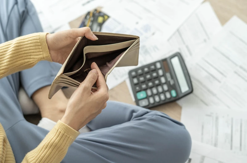 Kobiety lepiej radzą sobie z finansami? Odkrywamy kto tak naprawdę tonie w długach w Polsce!