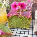 Jogurtowa babka cytrynowo-szpinakowo-pistacjowa