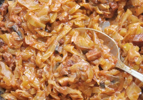 Bigos z młodej kapusty z boczkiem, kiełbasą i pieczarkami