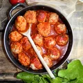 Pulpeciki z ryżem i kaszą manną w sosie pomidorowym