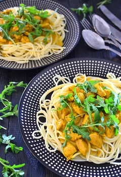 Makaron z kurczakiem w sosie curry