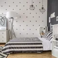 Pokój sypialnia z oryginalną tapetą