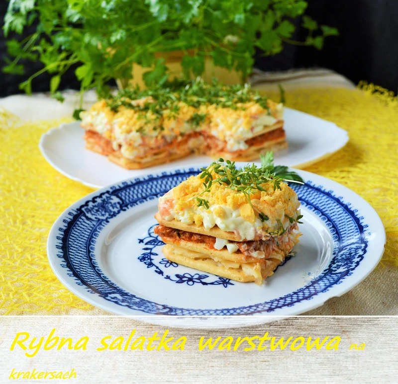 Salatka warstwowa na krakersach