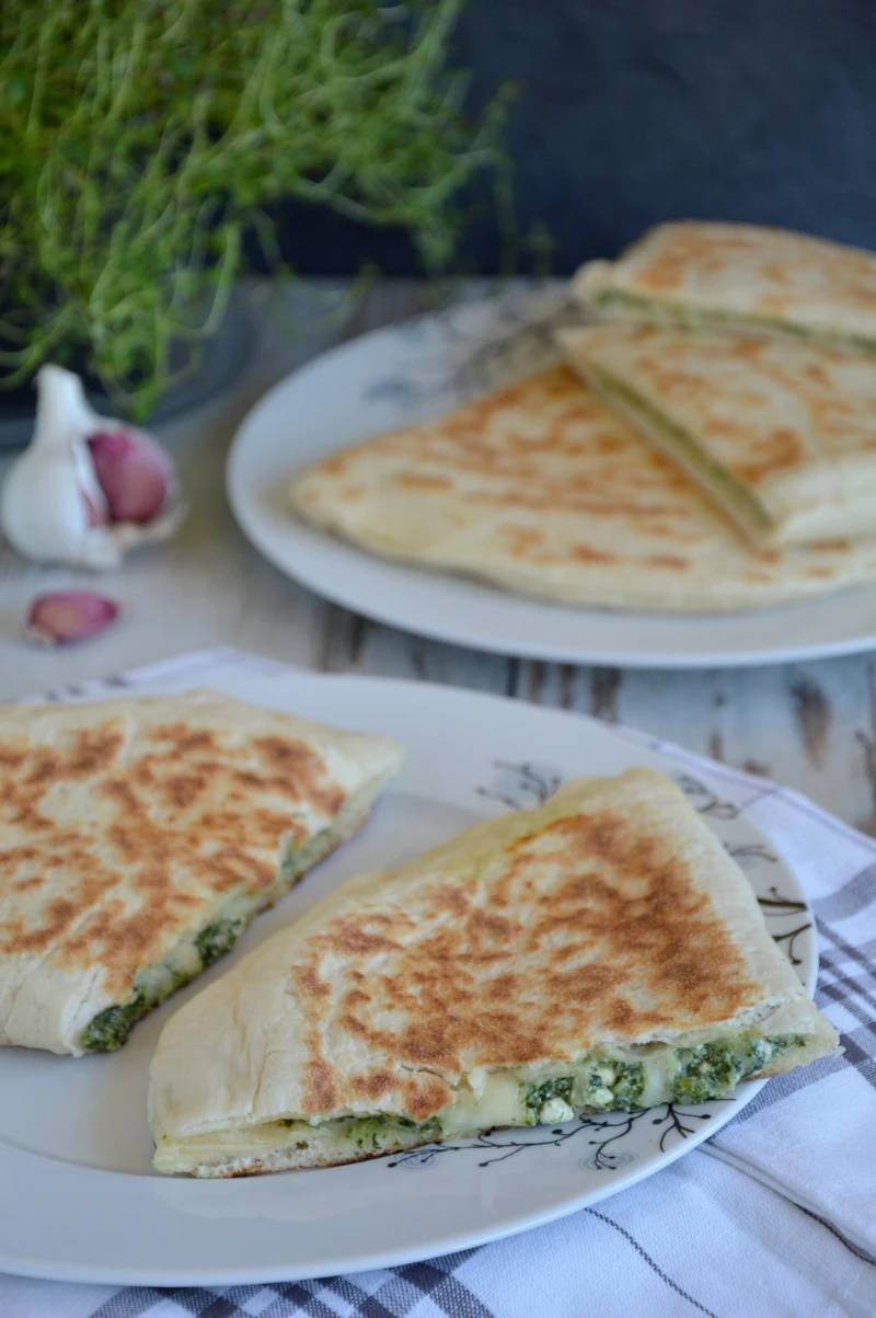Gozleme ze szpinakiem, fetą i mozzarellą