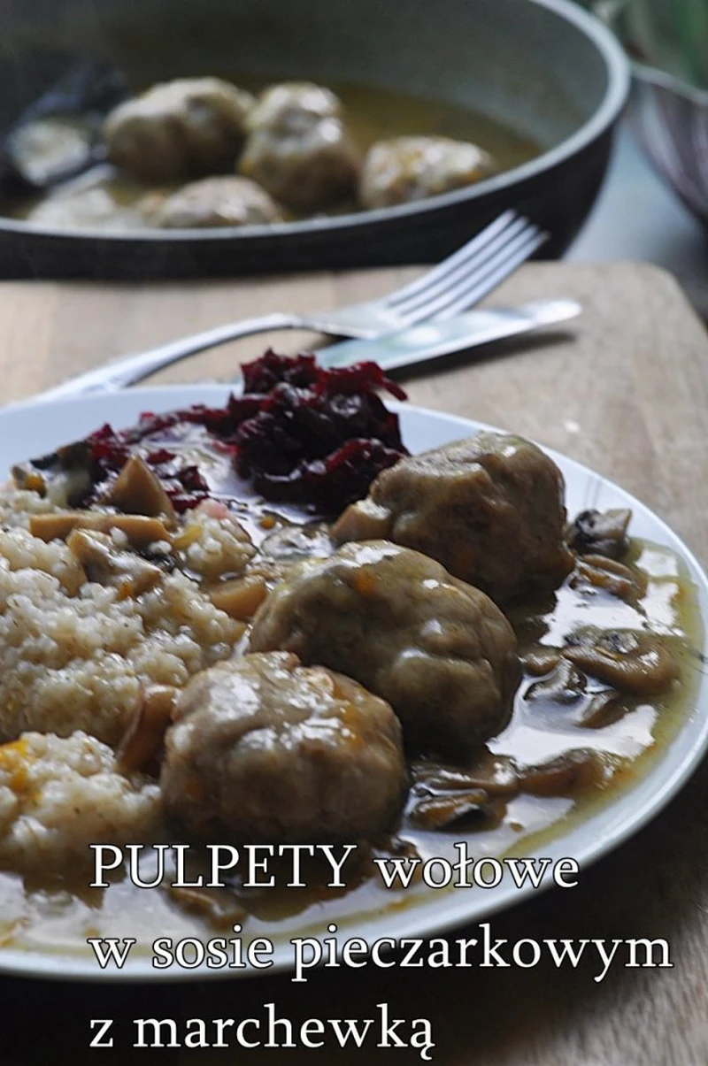 Pulpety w sosie pieczarkowym z marchewką