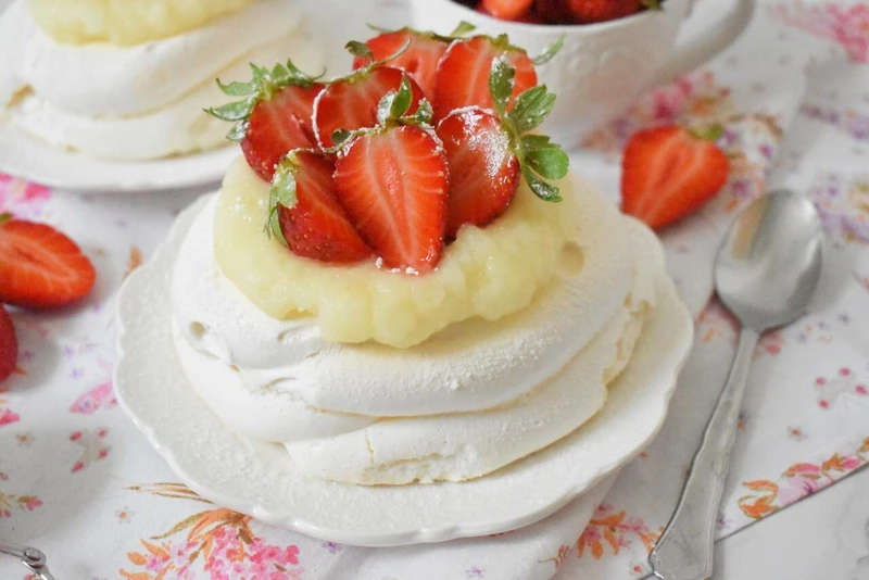 Mini beza pavlova z truskawkami i kremem cytrynowym