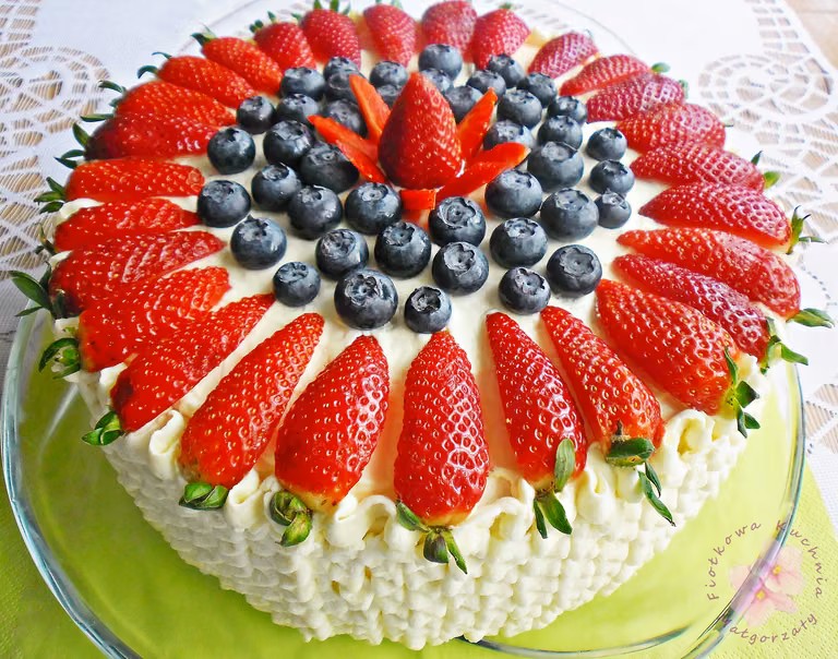 Tort bananowo- truskawkowy