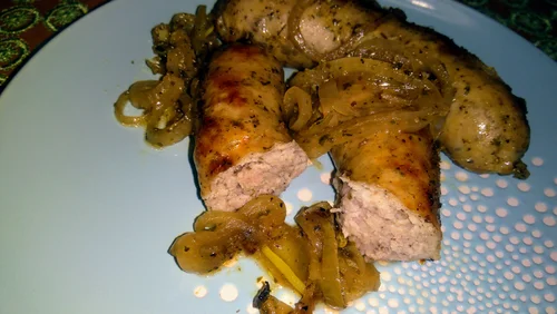 Biała kiełbasa pieczona z cebulką w piwie