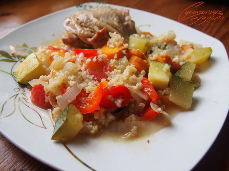 Kurczak piwczony z kaszą bulgur i warzywami
