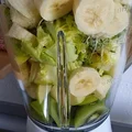 Smoothie z owocami, kiełkami i sałatą