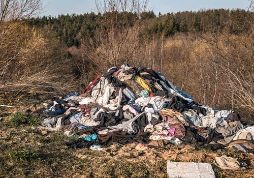 Rewolucja w wyrzucaniu ubrań! Od 2025 roku zakazane będzie wrzucanie starych ubrań do zwykłego kosza!
