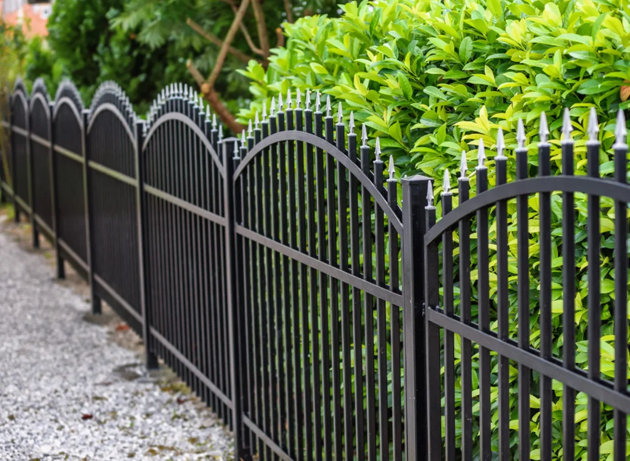 Nowy podatek od ogrodzeń w 2025? Resort finansów wyjaśnia, kogo dotyczy opłata za płot