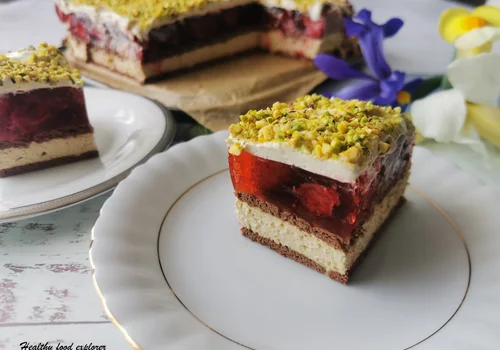 Ciasto bez pieczenia z kremem pistacjowym, galaretką i truskawkami