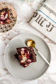 Proste brownie z malinami i masłem migdałowym