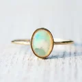 Złoty pierścionek z opalem