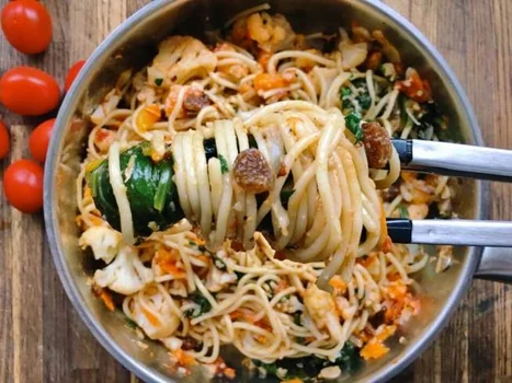 ŚRODA: SYCYLIJSKA PASTA Z KALAFIOREM, RODZYNKAMI I ORZECHAMI