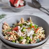 Sałatka z zielonym groszkiem, ogórkiem i surimi