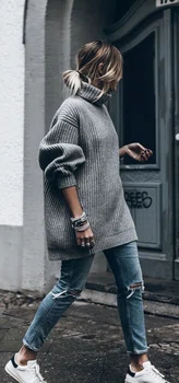 Szary sweter oversize