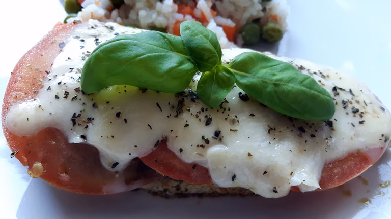 KURCZAK Z PESTO, POMIDORAMI I MOZZARELLĄ