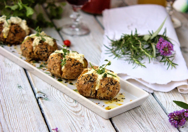 Pieczone ziemniaki aromatyzowane czarną truflą i sezamem