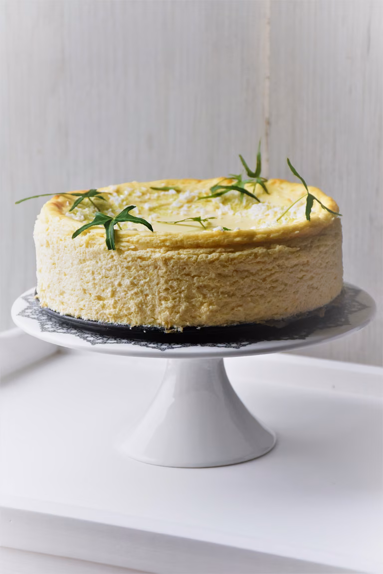 Sernik ricotta z nutką mięty