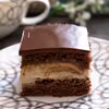 Kakaowy biszkopt z masą cappuccino i biszkopcikami