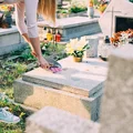 Sprzątanie i dekorowanie grobu na zamówienie: Ile kosztuje usługa?