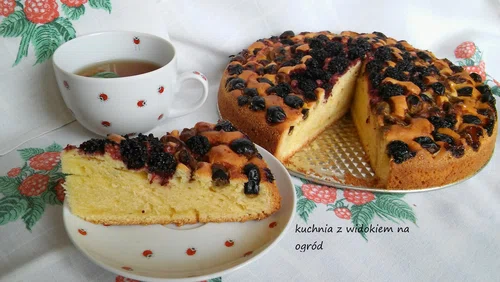 Błyskawiczne ciasto pod owoce sezonowe, mrożone, suszone czy z kompotu.