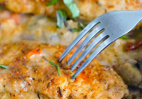 Kurczak w sosie pieczarkowym z suszonymi pomidorami