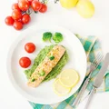Pieczony filet łososia podany na brokułowym puree