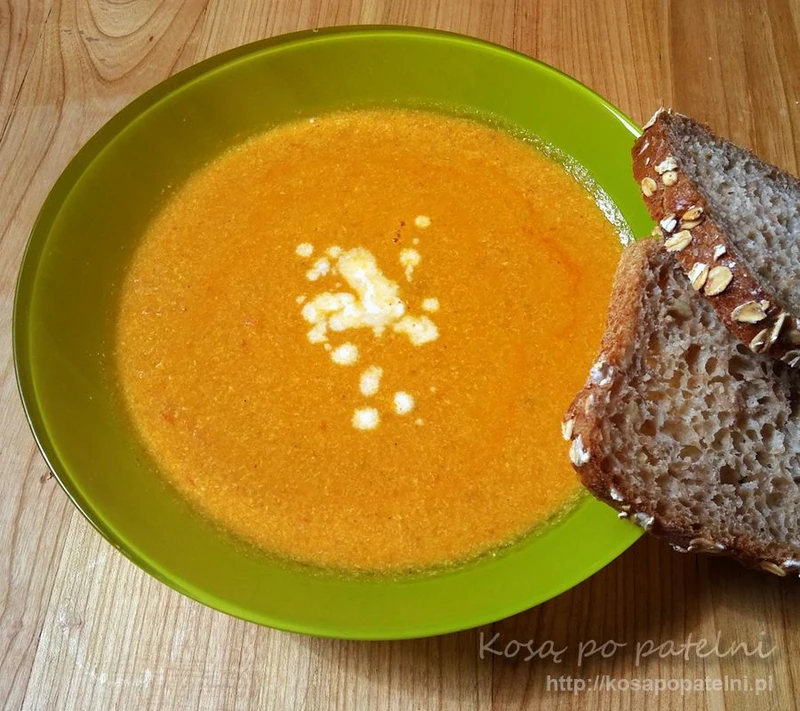 Pomidorowa zupa krem z mango i kurczakiem