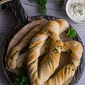 Kręciołki drożdżowe z parmezanem i pietruszką