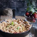 Truskawki i czereśnie pod owsianą kruszonką