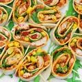 Mini tortille z kurczakiem, pesto, kukurydzą i rukolą