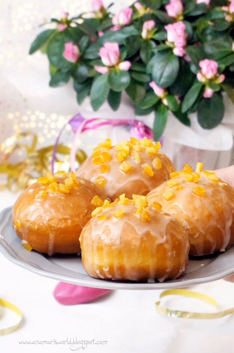 Pączki z nadzieniem różanym, lukrem i skórką pomarańczową