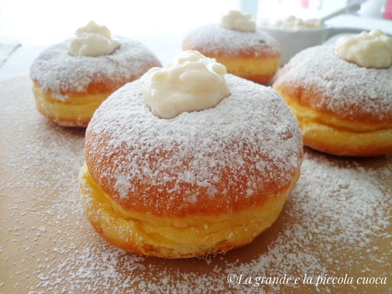 Bomboloni alla crema - włoskie pączki z kremem budyniowym