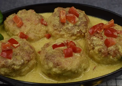 Kotlety w sosie curry z papryką