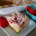 Jogurtowe ciasto z truskawkami i kruszonką