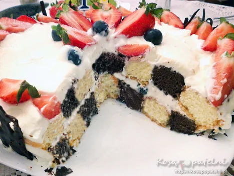 Tort kostka z bitą śmietaną