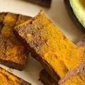 Brownie z awokado, w formie batoników.