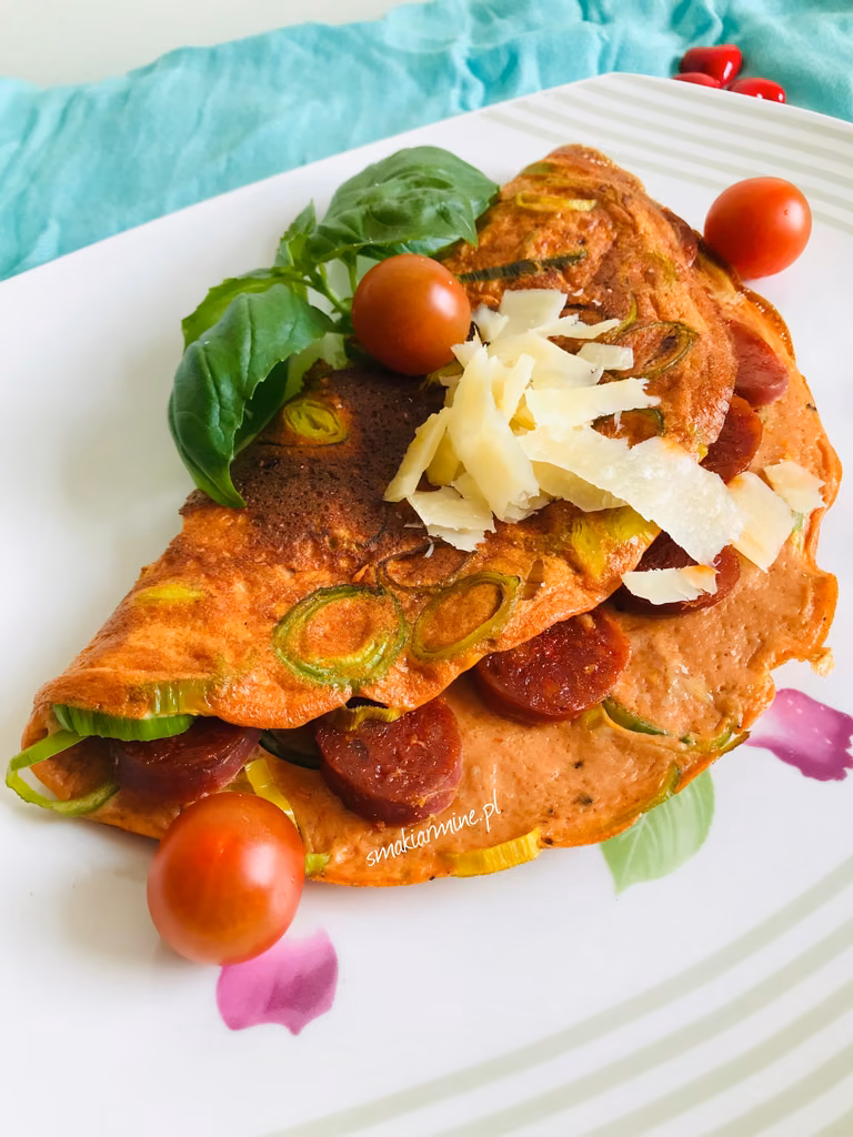Omlet pomidorowy z porem i chorizo