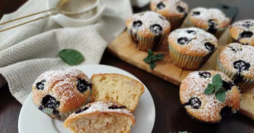 Muffinki na maślance z białą czekoladą.