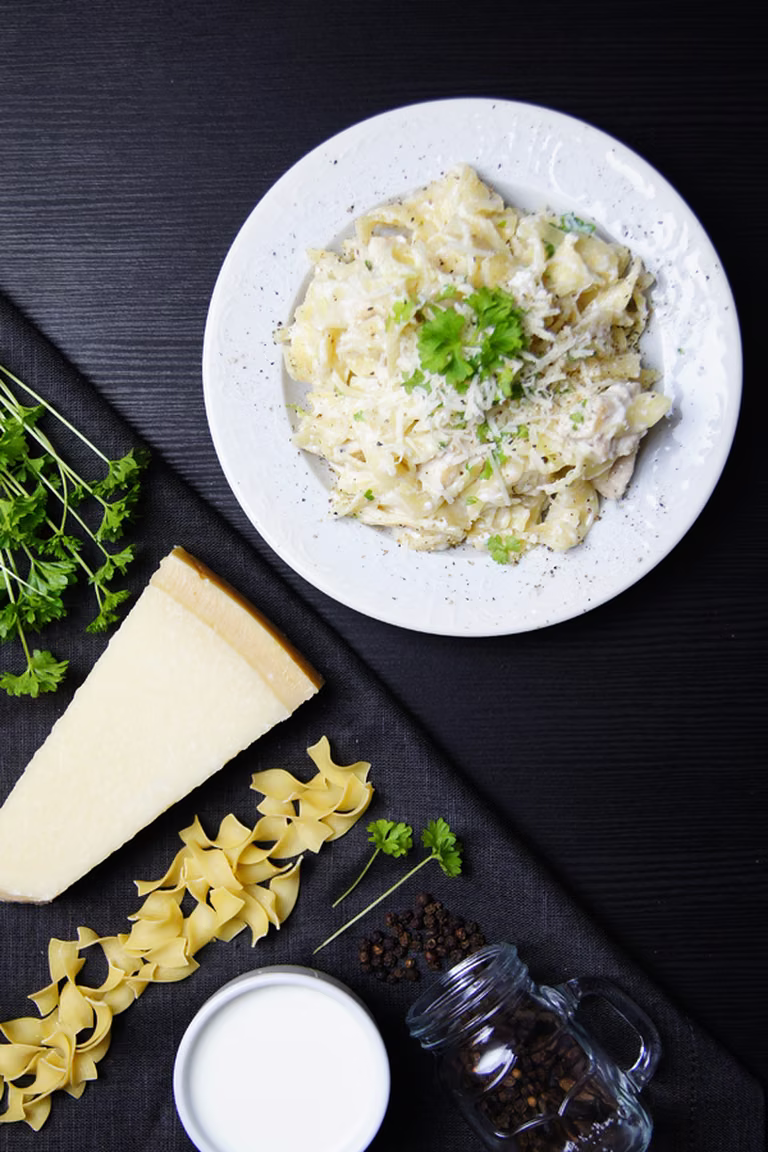 Lekki makaron alfredo z kurczakiem (6 składników)