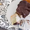 Zdrowe ciasto bananowo-kokosowe z polewą czekoladową