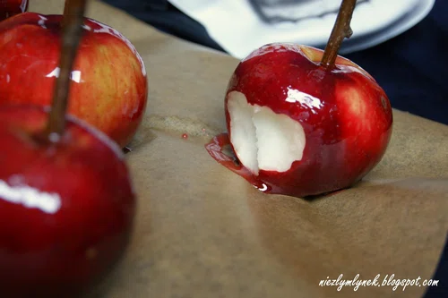Słodkie jabłka na Halloween