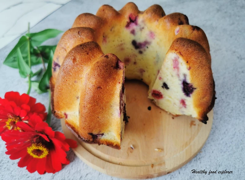 Babka jogurtowa z owocami