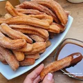 Churros z cynamonem i czekoladą