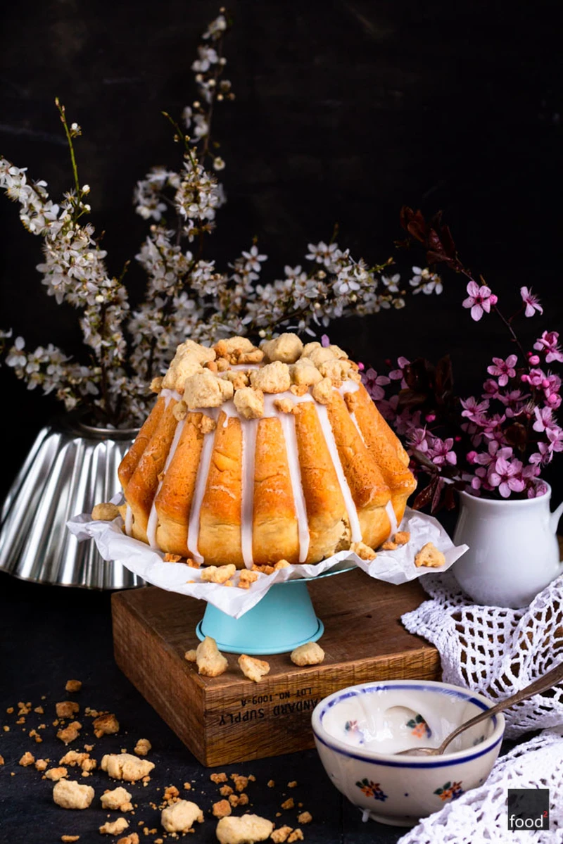 Wielkanocna babka maślana z lukrem i kruszonką