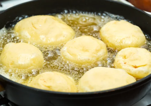 Dlaczego domowe pączki nie mają tej idealnej, jasnej obręczy? Sprawdź, co robisz źle!